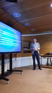 Profesor Paul Hoyningen-Huene realiza charla para estudiantes de Magíster en Filosofía UdeC