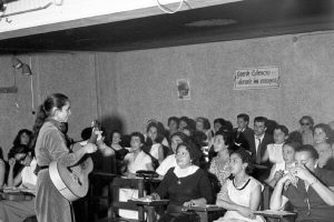 Durante su estadía, Violeta Parra participó en la IV Escuela de Verano de la UdeC , donde realizó diversos recitales y además ofreció un exitoso curso de cueca. Créditos Fotografía: Cátedra Violeta Parra UdeC 