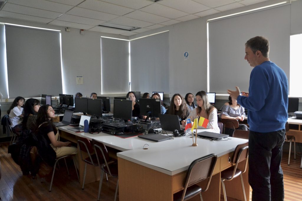 Departamento de Idiomas Extranjeros UdeC recibió la visita del escritor y músico belga Alexis Alvarez-2