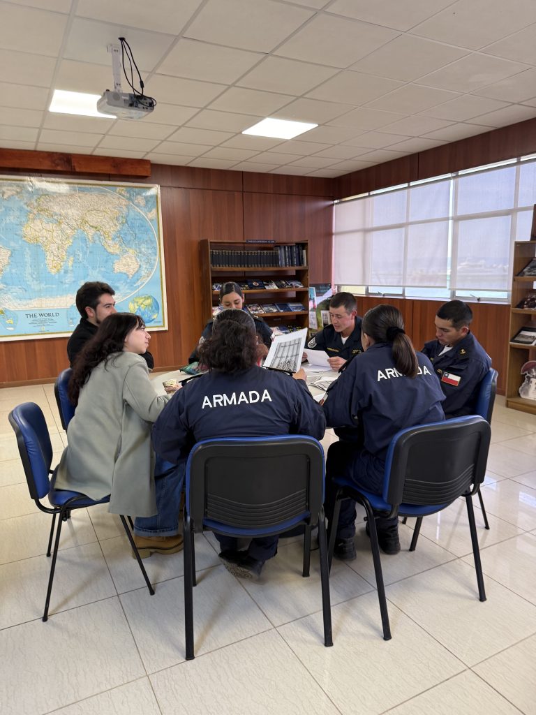 De la universidad al mar_Estudiantes y profesores UdeC celebran el día libro con un Taller de Literatura en la Escuela de Grumetes de la isla Quiriquina-2