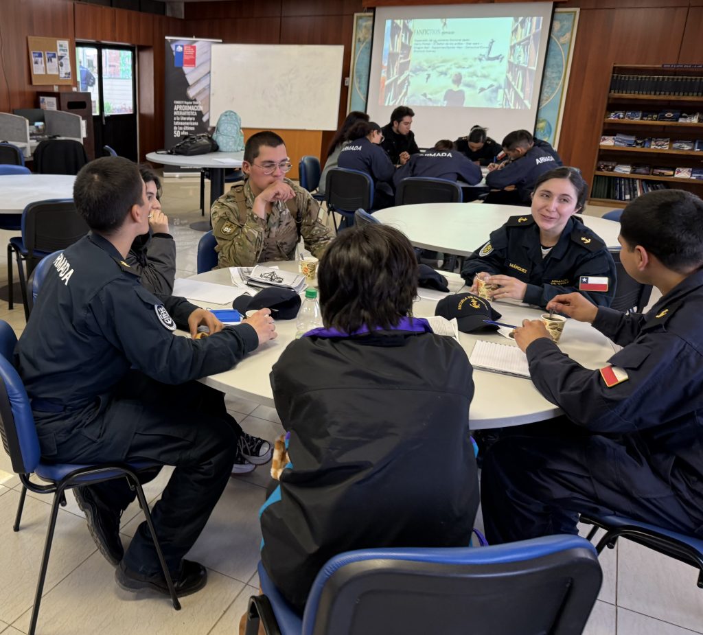 De la universidad al mar_Estudiantes y profesores UdeC celebran el día libro con un Taller de Literatura en la Escuela de Grumetes de la isla Quiriquina-3