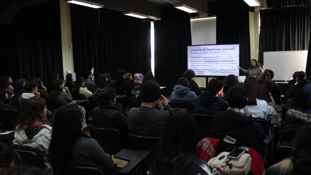 Alumni TIIE inspira a estudiantes con su experiencia en cruceros de expedición Australis en Magallanes-1