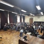 Alumni TIIE inspira a estudiantes con su experiencia en cruceros de expedición Australis en Magallanes