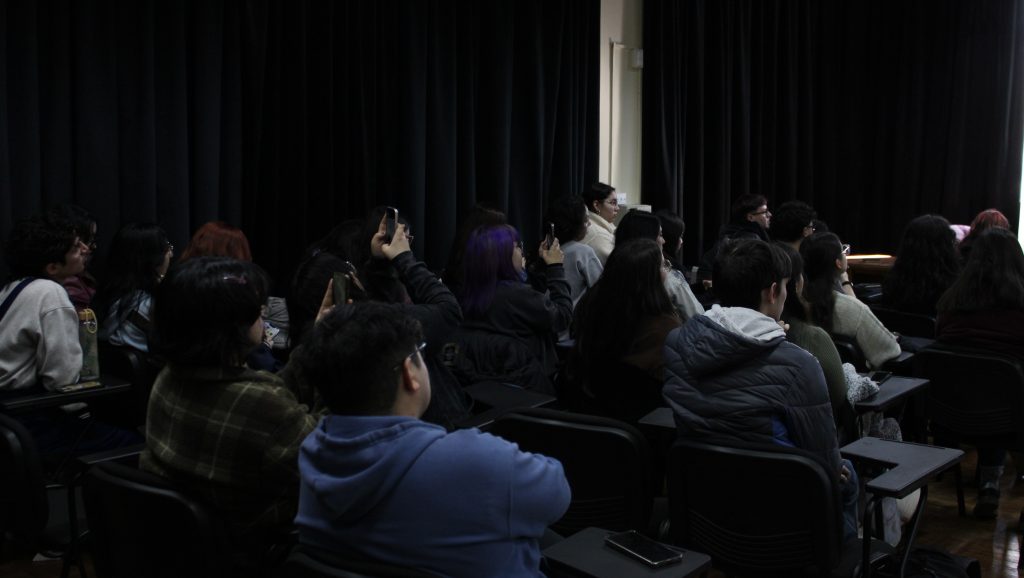 Alumni TIIE inspira a estudiantes con su experiencia en cruceros de expedición Australis en Magallanes-2