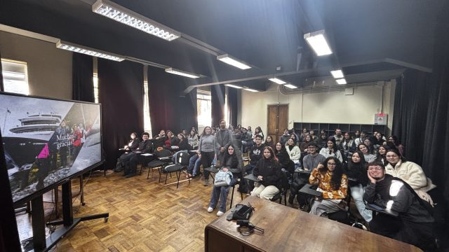 Alumni TIIE inspira a estudiantes con su experiencia en cruceros de expedición Australis en Magallanes