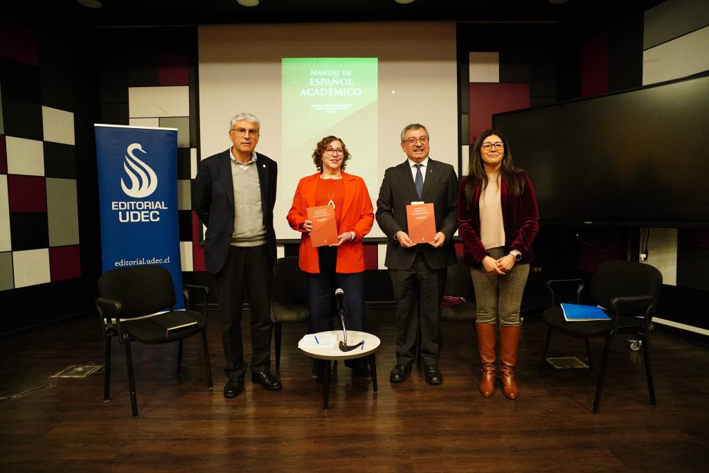 Académico del Departamento de Español UdeC es co-editor del libro Manual de español académico