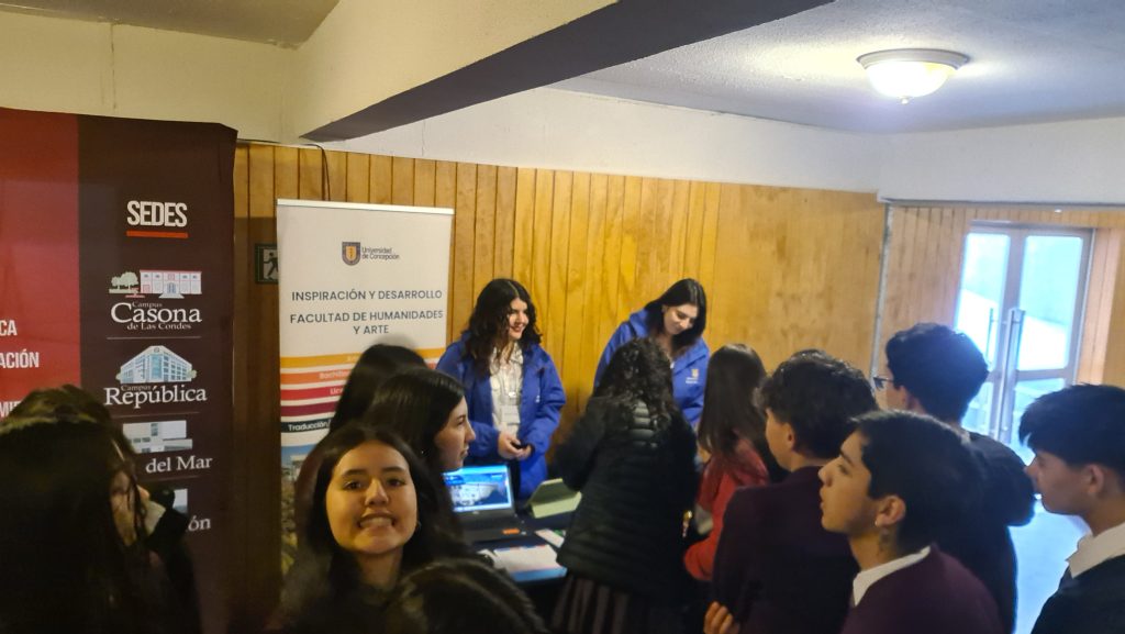 Estudiantes de TIIE representan a la Universidad de Concepción en el English Week del Colegio Almondale San Pedro-2