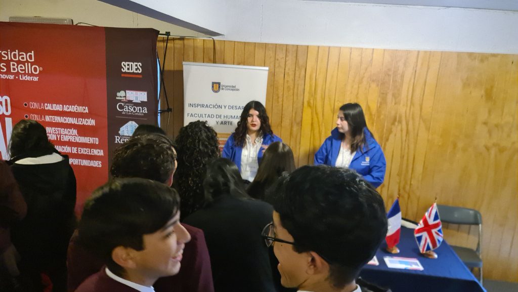 Estudiantes de TIIE representan a la Universidad de Concepción en el English Week del Colegio Almondale San Pedro-3