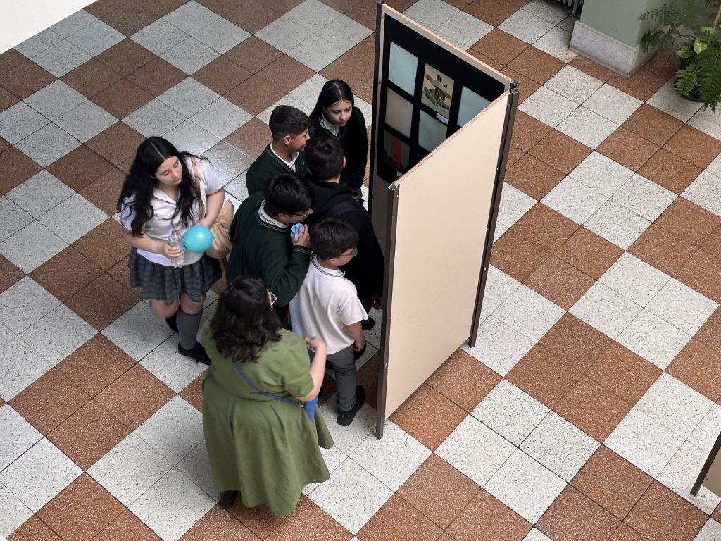 Exposición “De Chile al mundo: Gabriela Mistral en cuatro lenguas” convocó a estudiantes del Colegio Metodista Concepción-28