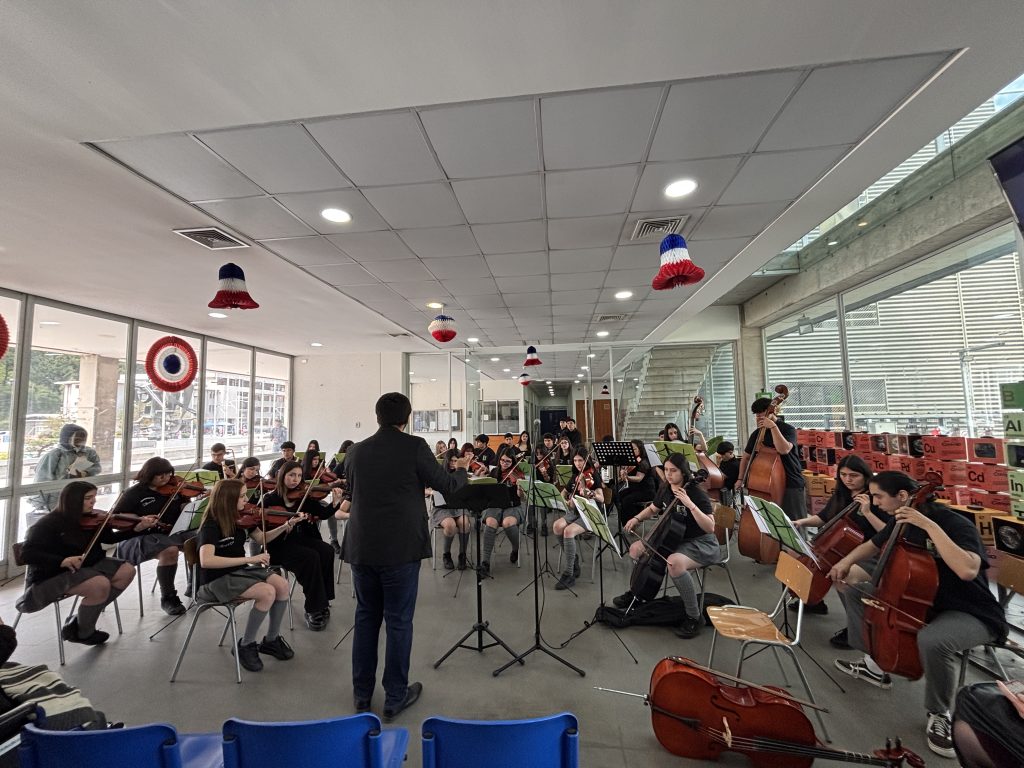 Orquesta de Estudiantes UdeC ofreció concierto “Encuentros” junto a la Orquesta del Liceo Bicentenario de Coelemu-3
