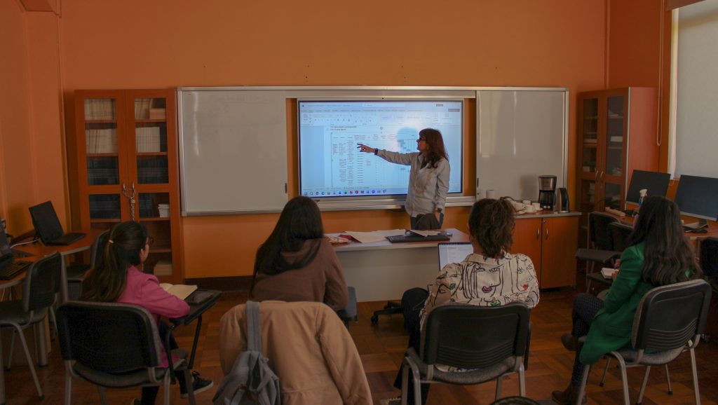 Académica del Departamento de Español UdeC lidera proyecto orientado a fortalecer la precisión lingüística y apoyar la labor docente mediante inteligencia artificial-2