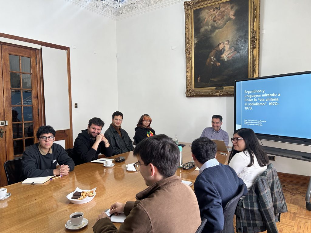 Académico UdeC aborda mirada argentina y uruguaya sobre la vía chilena al socialismo en Cátedra Eduardo Cavieres 2025-1
