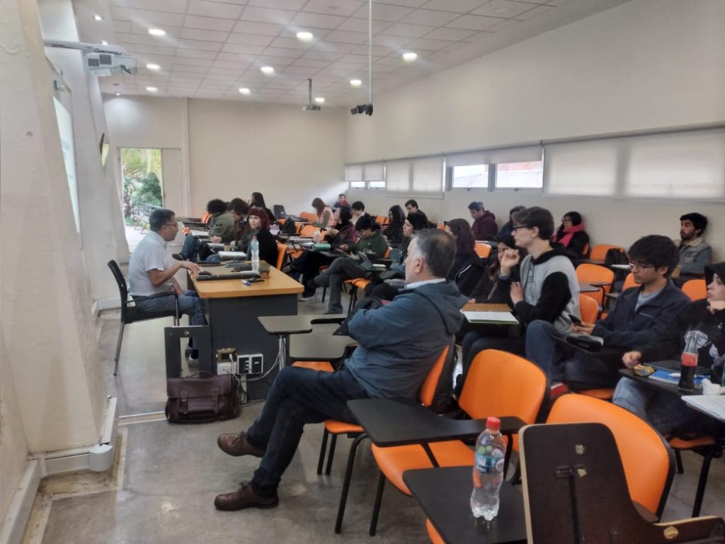 Académico UdeC aborda mirada argentina y uruguaya sobre la vía chilena al socialismo en Cátedra Eduardo Cavieres 2025-2