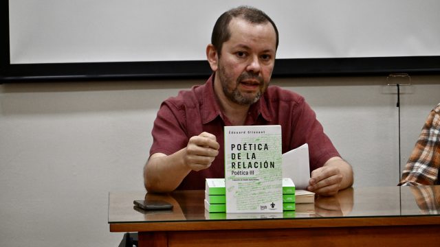 Académico del Departamento de Idiomas UdeC traduce al español Poétique de la Relation