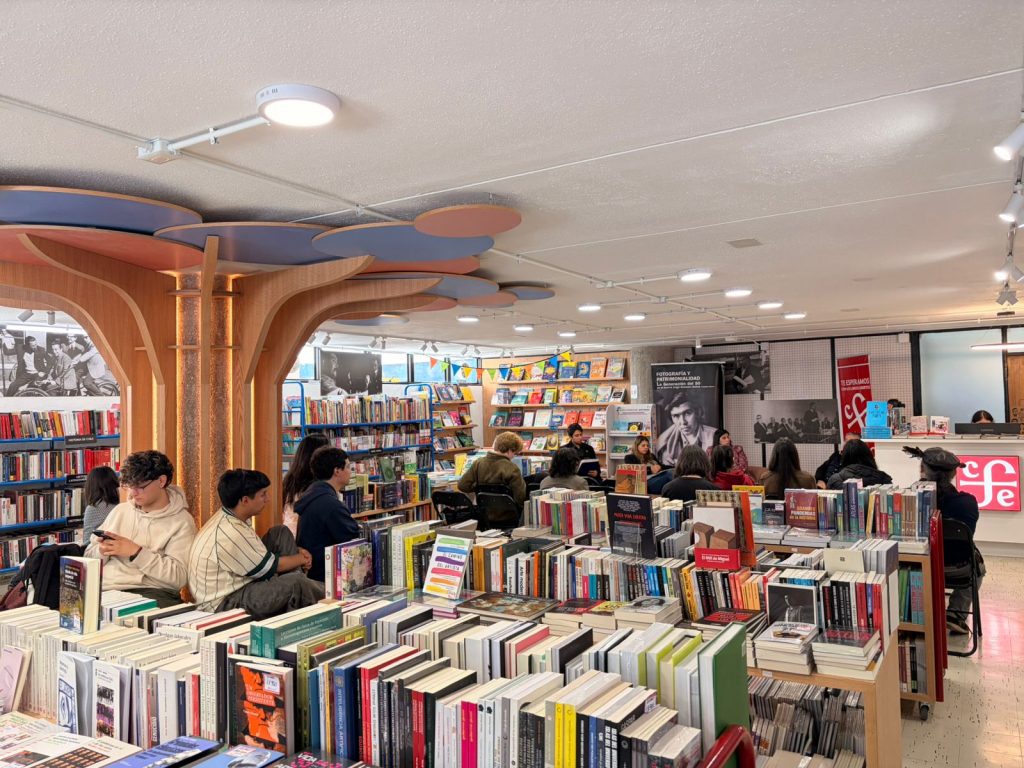 Académicos del Departamento de Español UdeC presentan hallazgos sobre la Generación del 50 desde la fotografía patrimonial