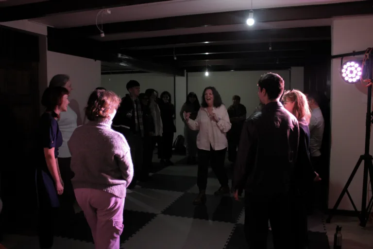 Carreras de Teatro y TIIE UdeC fortalecen vínculos con visita internacional de Catherine Boyle
