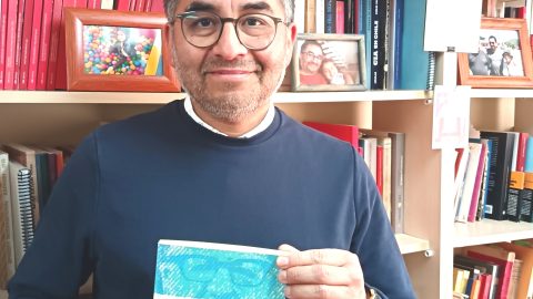 FOTO CON EL LIBRO PARA NOTA DE PRENSA