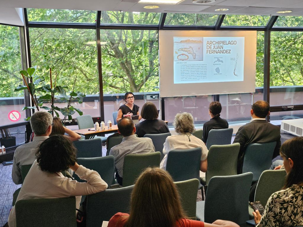 Investigadora UdeC presenta en París sobre historia colonial y transformaciones ecológicas del Archipiélago de Juan Fernández