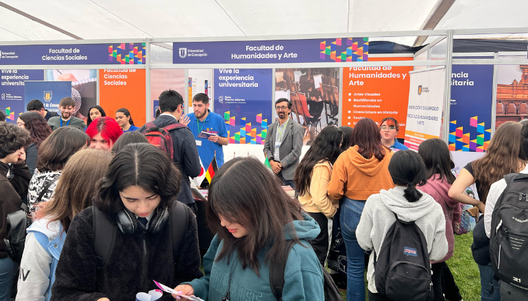 Facultad de Humanidades y Arte participa en tradicional Feria Puertas ...