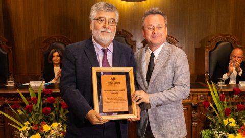 Profesor Mateo Palma Morales recibe Premio Municipal de Arte 2024