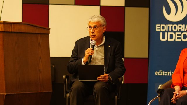 Académico del Departamento de Español UdeC es co-editor del libro Manual de español académico-1