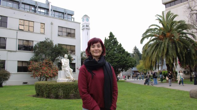 Docente de Teatro UdeC presenta investigación sobre entrenamiento actoral e interculturalidad en Conferencia TaPRA 2025